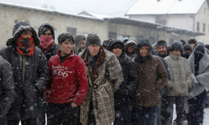 مهاجرون يقفون في طابور الطعام في مدينة بلغراد بصربيا في درجات حرارة تحت الصفر، 17 من تموز 2017(ديلي ميل)