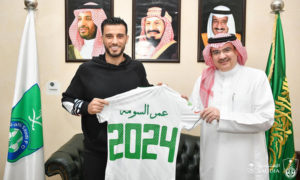 اللاعب السوري عمر السومة في أثناء تجديد عقده مع الأهلي السعودي، 12 كانون الثاني 2021 (صفحة السومة عبر فيس بوك)