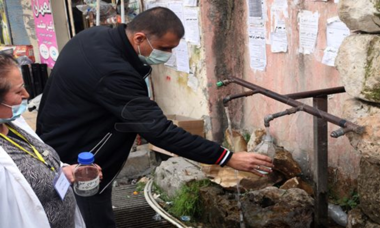 رجل أمام صنبور لمياه الشرب (المصدر _ سانا 27 من كانون الثاني 2021)