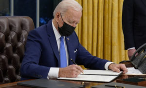 الرئيس الأمريكي، جو بايدن، يوقع على أمر تنفيذي بشأن الهجرة ، في المكتب البيضاوي في البيت الأبيض ، الثلاثاء 2 من شباط 2021 وكالة AP الأمريكية