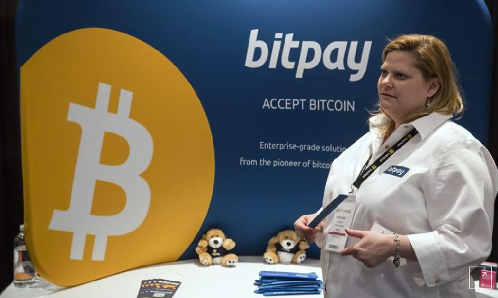 موظفة تشرح كيف لشركة "Bitpay" أن تساعد على استخدام العملات الرقمية - 2014 (رويترز)