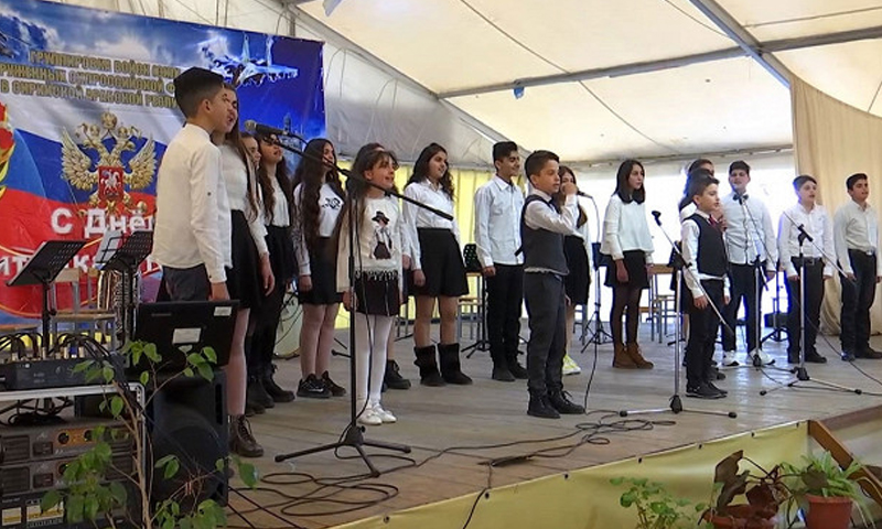 أطفال سوريون يغنون في العيد الروسي للجيش_23 من شباط 2021 (التلفزيون الروسي الوطني)