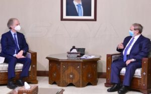 وزير الخارجية السوري فيصل المقداد، والمبعوث الأممي إلى سوريا غير بيدرسون،  (سانا)