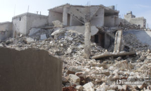 منزل دمره قصف النظام وروسيا في كفر نوران غربي حلب، 15 شباط 2021 (عنب بلدي)