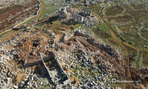 صورة جوية دون طيار توضح حجم التخريب في موقع بانقوسا في الجبل الوسطاني في ريف إدلب - 13 كانون الثاني 2021 (عنب بلدي/يوسف غريبي)
