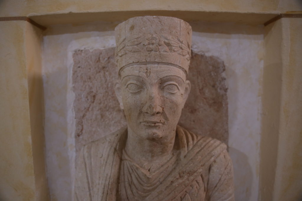 تمثال حجري في متحف مدينة إدلب، مهرب من آثار تدمر إلى الشمال السوري -18 شباط 2021 (عنب بلدي - يوسف غريبي)