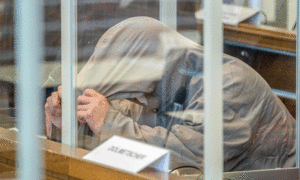 السوري إياد الغريب أمام محكمة ألمانية في كوبلنز لاتهامه بارتكاب جريمة ضد الإنسانية حين كان ضابطًا في جهاز أمن الدولة السوري في فرع الخطيب الأمني- 23 من نيسان 2020 (AFP)