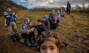 طالبو لجوء بعد إعادتهم من الحدود الكرواتية إلى البوسنة – 6 من كانون الثاني 2020 (gettyimages)
