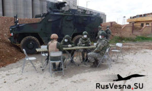 عسكريون روس وأتراك في صوامع شركراك بريف الرقة الشمالي يتفقون على نقل حبوب إلى محافظة حلب - 18 من شباط 2021 (rusvesna)