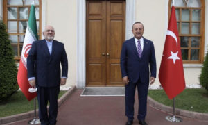 وزير الخارجية التركي مولوود تشاووش أوغلو ونظيره الإيراني جواد ظريف (الأناضول)
