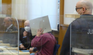 المتهم إياد الغريب خلال جلسة في محكمة كوبلنز بألمانيا (DW)