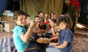 أطفال سوريون يتناولون الطعام (برنامج الغذاء العالمي)
