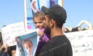 مظاهرات في الرقة تطالب بمعقابة الجناة في قضية مقتل الطفلة شهد - الأحد 21 من شباط (فيسبوك: اسماعيل مصطفى)