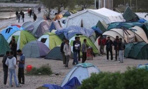 مخيم للاجئين في الجزر اليونانية (الأناضول)