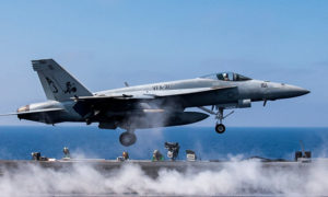 مقاتلة سوبر هورنت تنطلق من حاملة طائرات أمريكية لتنفيذ عمليات في الأجواء السورية العام الماضي (غيتي)