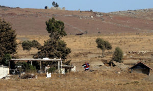 جنود من قوات النظام السوري في منطقة القنيطرة كما شوهدوا من الأراضي الإسرائيلية (رويترز)