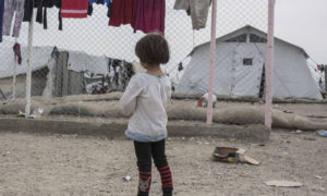 فتاة تقف في  مخيم الهول في شمال شرق سوريا حيث تُحتجز آلاف النساء والأطفال من بلدان بينها كندا لكونهم أقارب من يشتبه في كونهم من تنظيم 