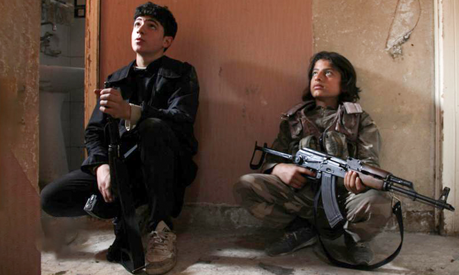 مقاتلين أطفال ضمن الوحدات الكردية في سوريا ( المصدر_ موقع جيتي)