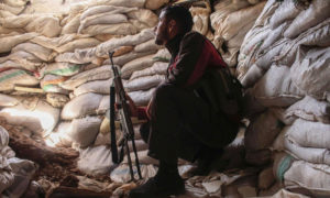 مقاتل من المعارضة على جبهة القتال في درعا - 2018 (AFP)
