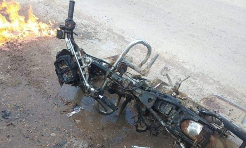 دراجة نارية محروقة من قبل قوات سوريا الديمقراطية في حملة حجز للدراجات في ريف دير الزور الشرقي - 3 شباط 2021 (الفرات بوست)