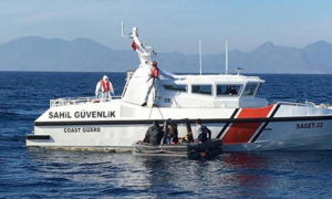 خفر السواحل التركي ينقذ 12 لاجئًا في سواحل ولاية موغلا جنوب غربي تركيا، 8 شباط 2021 (TRT Haber)