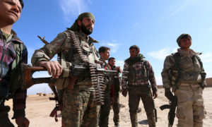 مقاتلو قوات سوريا الديمقراطية على أطراف مدينة الحسكة - 2017 (رويترز)
