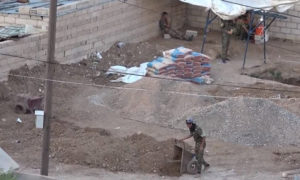 مقاتلين من وحدات حماية الشعب في أنثاء حفرهم أحد الأنفاق في عامود بمحافظة الحسكة - حزيران 2018 (HR Monitor)