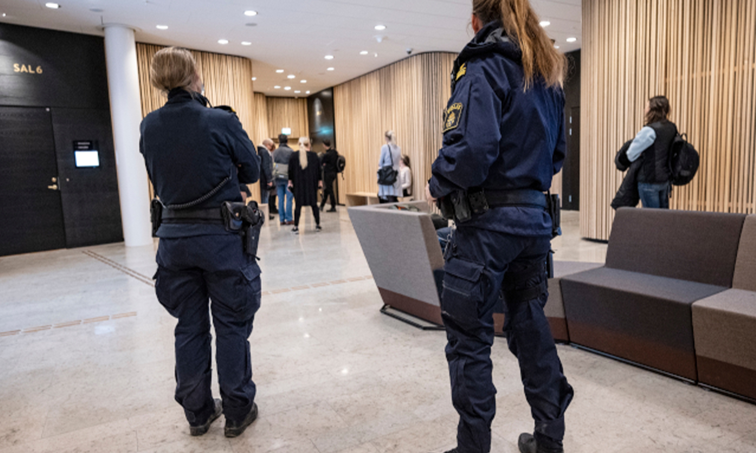 الشرطة في محكمة لوند الجزئية في جنوب السويد في اليوم الأول للمحاكمة. 9 من آذار 2020 ( The Local)