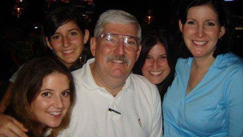 عميل مكتب التحقيقات الفيدرالي، روبرت ليفينسون وعائلته. 14رمن كانون الثاني 2014 (Help Bob Levinson) Facebook page
