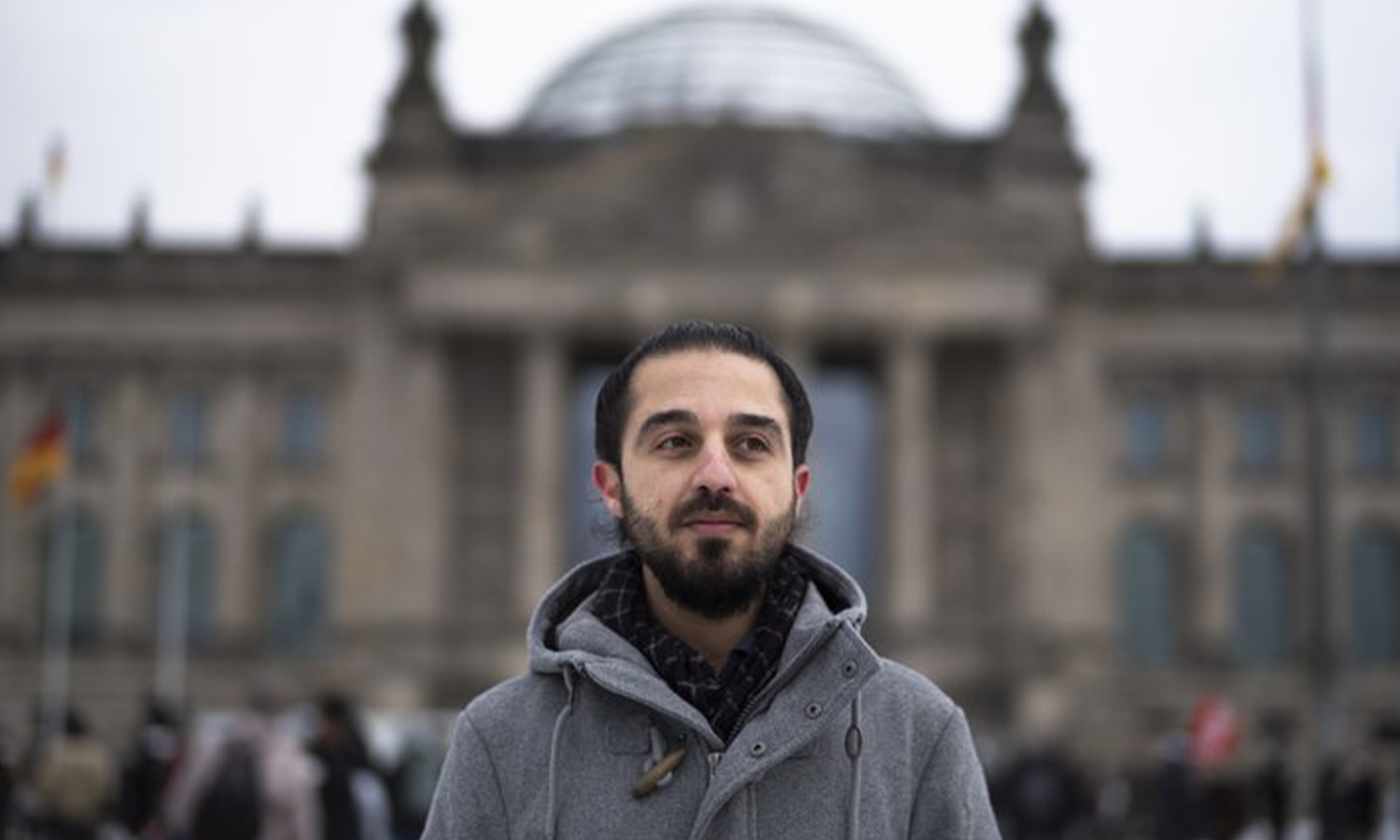 اللاجئ السوري، طارق العوس، أما البرلمان الألماني، شباط 2021 (AP)