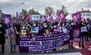 لافتات تحمل عبارات باللغة التركية رافضة لإلغاء اتفاقية اسطنبول (BBC)