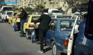 مواطنون ينتظرون تعبئة آلياتهم، دمشق (صحفة تشرين)