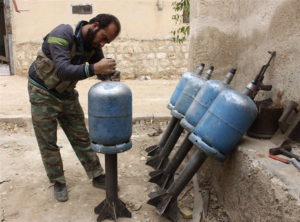 مقاتل من لواء التوحيد يستعد لإطلاق قذائف محلية الصنع على اللواء 80 في حلب - 11 تشرين الثاني 2013 (رويترز)
