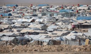  مخيم الهول للنازحين شمال شرق سوريا ، ويقطنه قرابة 62 ألف شخص ، غالبيتهم من العراقيين والسوريين ، لكن بملحق لمواطنين دوليين متهمين بصلتهم بـ "تنظيم الدولة الإسلامية" _29 من آذار (توم نيكلسون)
