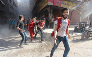 شبان ينجون من قصف قوات النظام في مدينة دوما بريف دمشق الشرقي (فيس بوك)