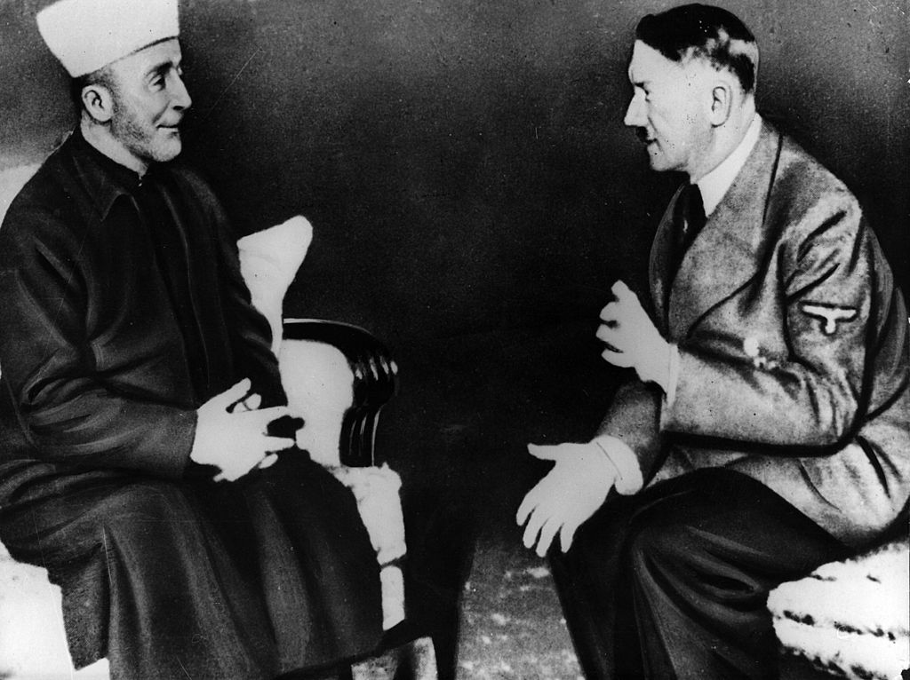 أدولف هتلر يتحدث إلى المفتي العام الحاج محمد أمين الحسيني تصوير كيستون 