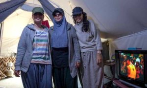 نساء في مخيم الروج شمال شرقي سوريا خلعهن نقابهن  - آذار 2021 (EL PAÍS)