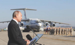 الرئيس الروسي فلاديمير بوتين يخاطب جنوده في قاعدة حميميم في سوريا - 11 من تشرين الثاني 2017 (إ.ب.أ)