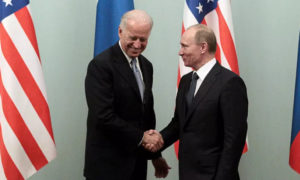 الرئيسان الأمريكي جو بايدن والروسي فلاديمير بوتين في موسكو عام 2011 (رويترز)