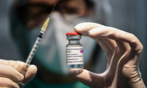 ممرضة تحمل حقنة وقارورة من لقاح أسترازينيكا المضاد لفيروس كورونا في 9 من آذار 2021 في ميلانو في إيطاليا (أ ف ب)