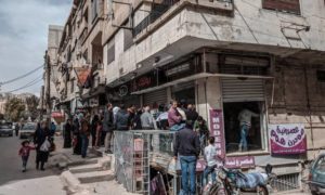 مواطنون يتجمعون أمام أحد المحلات التجارية في قدسيا بريف دمشق (عدسة شاب دمشقي)
