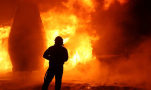عناصر الدفاع المدني خلال عمليات إطفاء حرائق ناجمة عن قصف النظام للحراقات النفطية - 6 من آذار 2021 (الدفاع المدني)