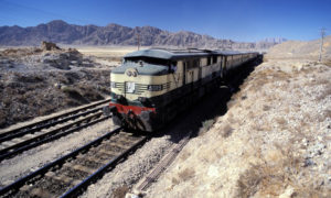 القطار الذي يوصل إيران بباكستان، (agefotostock)