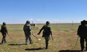 قوات من النظام السوري تفكك ألغامًا وعبوات ناسفة ببادية ريف حماة (سانا)