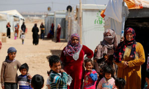 سيدات وأطفال سوريون لاجئون في الأردن (رويترز)