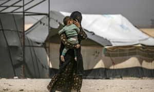 امرأة تحمل طفلها في مخيم الهول حيث يقيم أكثر من 60 ألف شخص_ 16 من كانون الثاني 2020 (ميدل إيست)