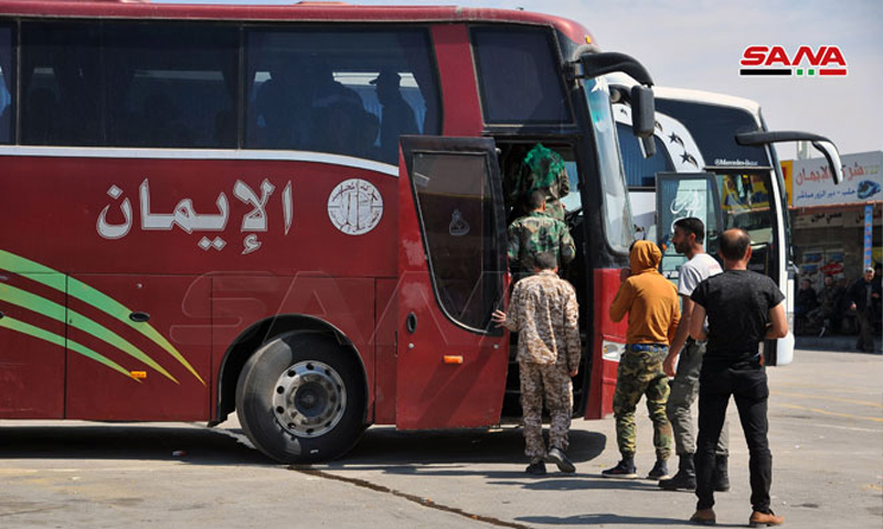 مواطنون يركبون البولمان للتنقل بين المحافظات في سوريا - أيار 2020 (سانا)