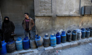 انتظار تعبئة أسطوانات الغاز في حلب - 2017 (رويترز)