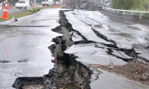 شوهد طريق متضرر بعد وقوع زلزال،2 آذار 2021 (رويترز)
