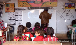 مدرس متطوع في مخيم بريف إدلب الشمالي - شباط 2021 (عنب بلدي/ يوسف غريبي)
